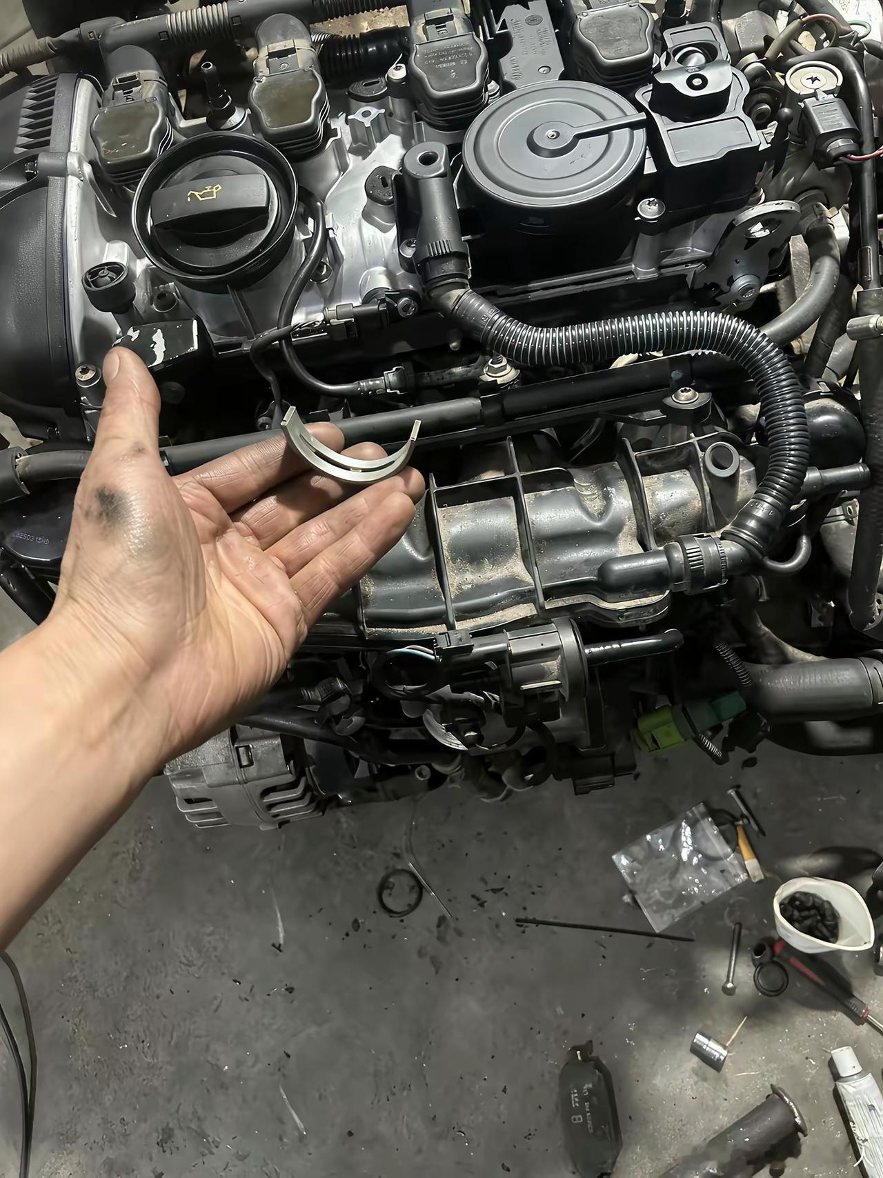 汽修。发动机都装完了，还剩了这么个玩意儿，不知道该装哪儿的。