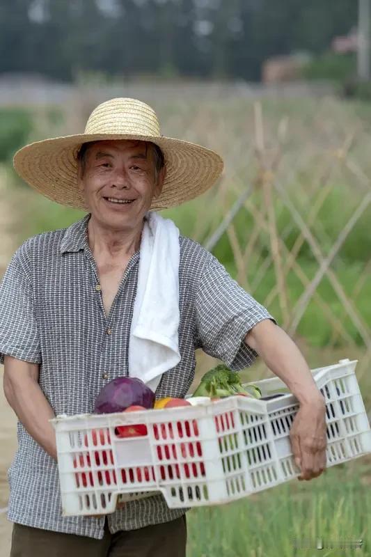 农村的老人干农活干到多大岁数呢?农村老人干农活干到体力无法坚持干农活就停止。