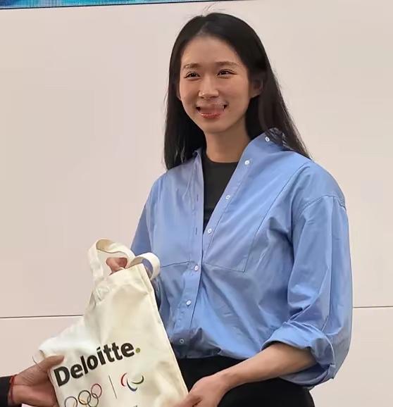 承认吧，多读书就是有用。​你就说奥运击剑冠军江旻憓吧。​今年才31岁的她开启