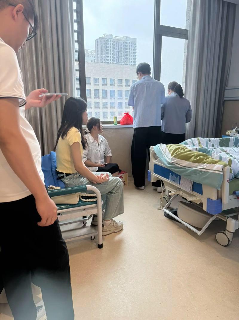 住院免陪护是好事还是坏事。280元一天的护工费谁来掏？住院免陪护的“好坏”本