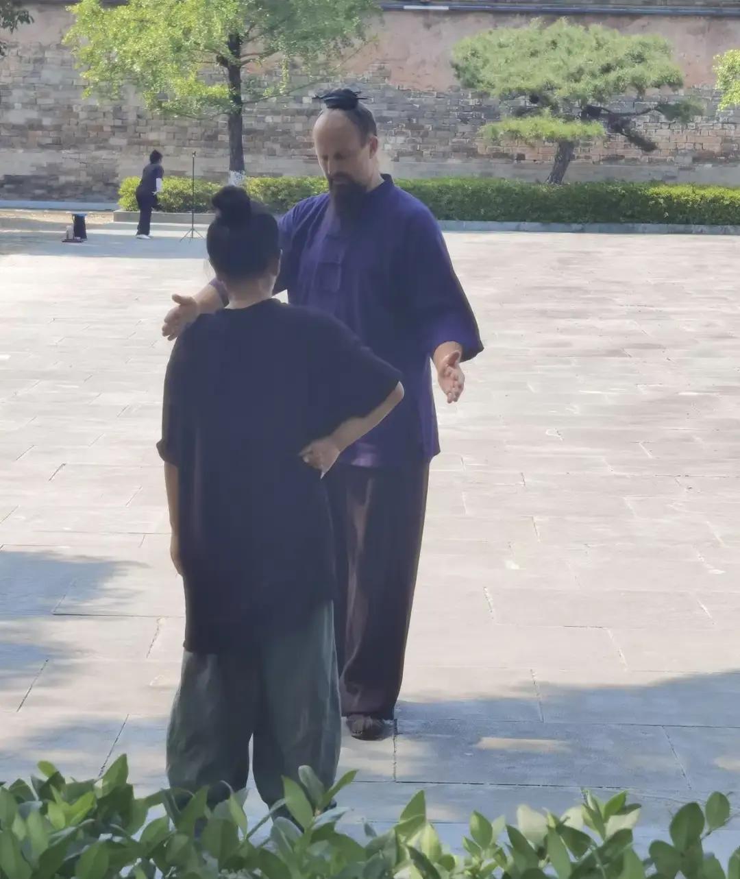 一个美国人，刚拿到了中国永久身份证。因为他给武当山挣了上亿流量。2010年，