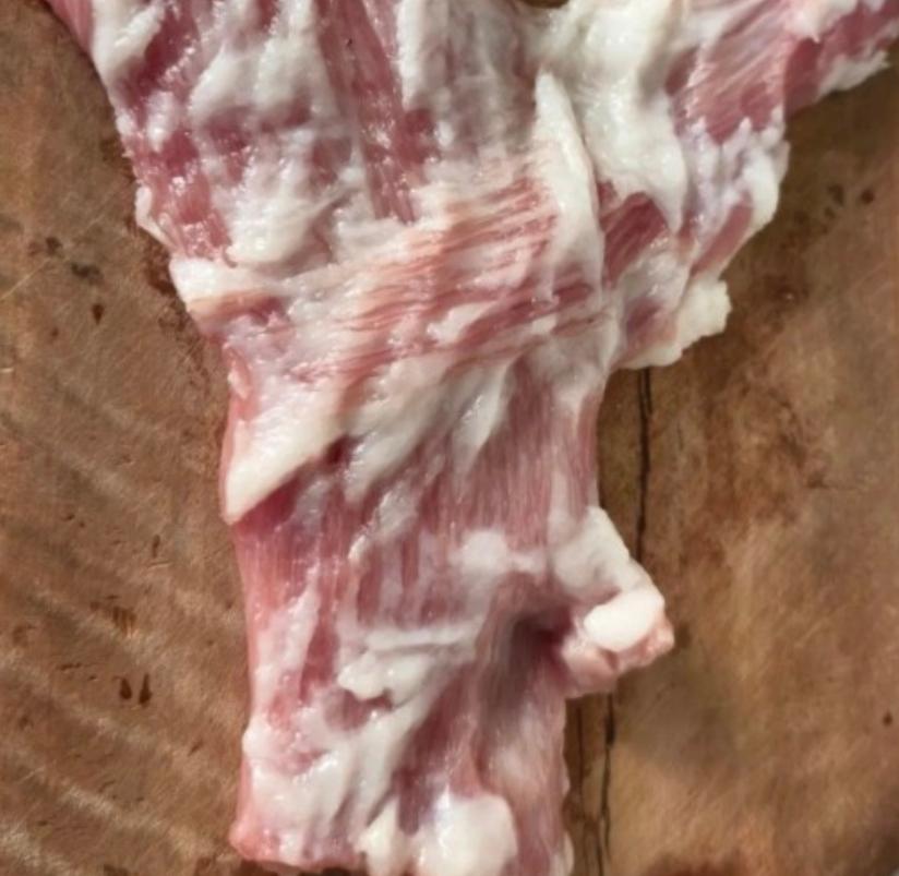 以前买肉，眼睛就盯着排骨，觉得那才是肉里的精华。贵是贵点，但值啊。结果前段时间