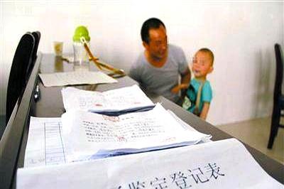 进门时，孩子眉眼像到能当翻版，鉴定中心的人打趣一句不用验。男人抿着嘴，只说按规