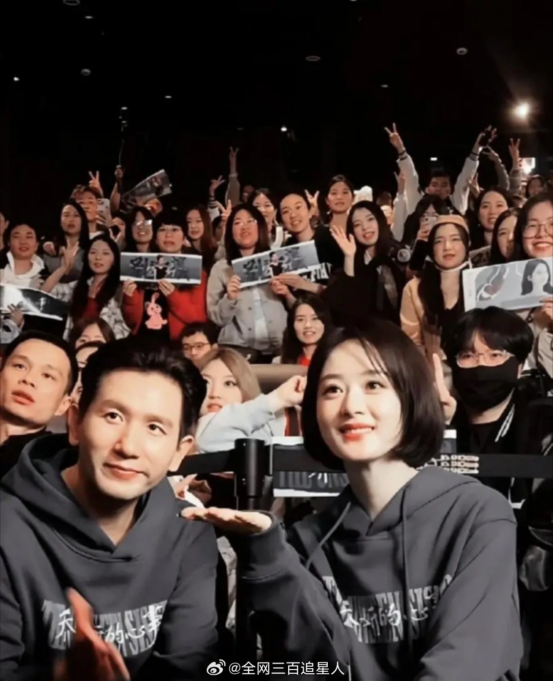 近日，狗仔曝超一线女星恋爱瓜，称女方为男方频频出席各种活动宣传作品，男方对女方也