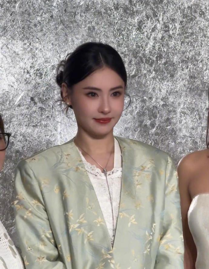 最近张柏芝在宜宾出席时尚活动，她这回搭配的很显年轻，看起来光彩照人。张柏芝里