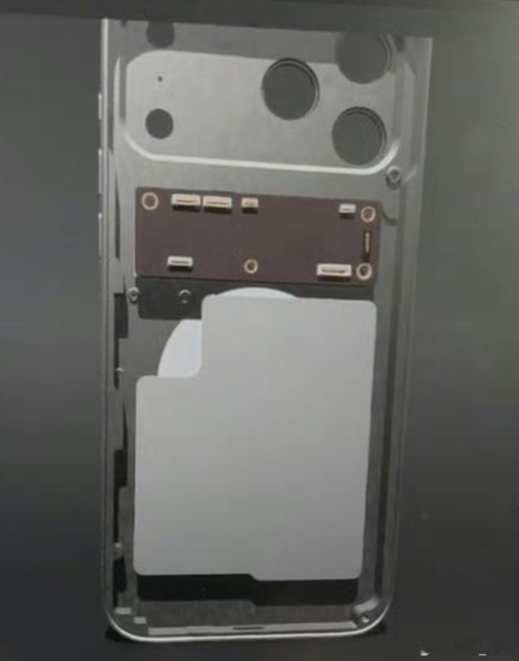 【iPhone17ProMax内部结构曝光】8月16日，有博主曝光了iPhone
