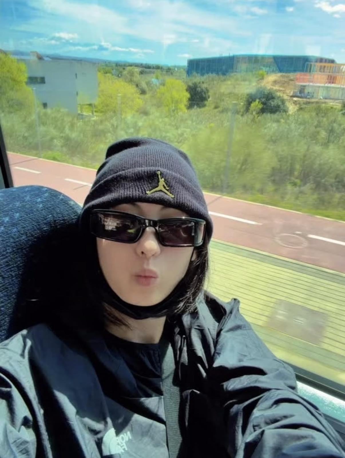 张柏芝是喜剧人实锤了，住酒店忘记带床单，但是她又有洁癖，于是铺了层垃