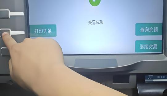 细思极恐！湖北黄石，一男子到ATM机取钱，他取了5000元，等了3分钟不见吐钱，