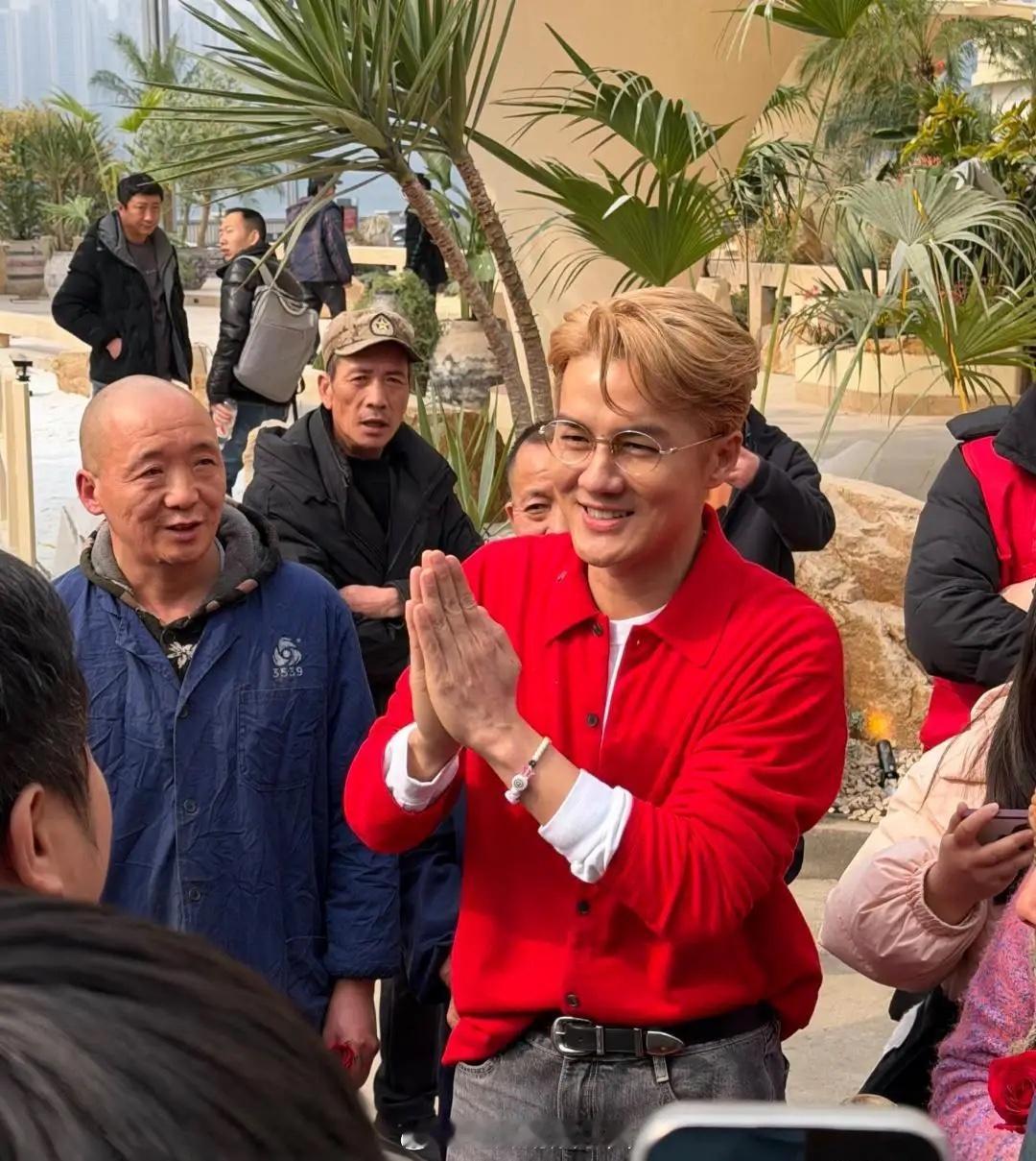 46岁吴克群现身重庆一家餐馆吃火锅，邀请了一帮农民工同桌吃火锅，他身穿大红色外套