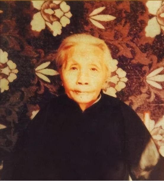 1992年，88岁老奶奶叮嘱孙子说道：我死后，一定要好好保存遗体，将来会出现奇迹