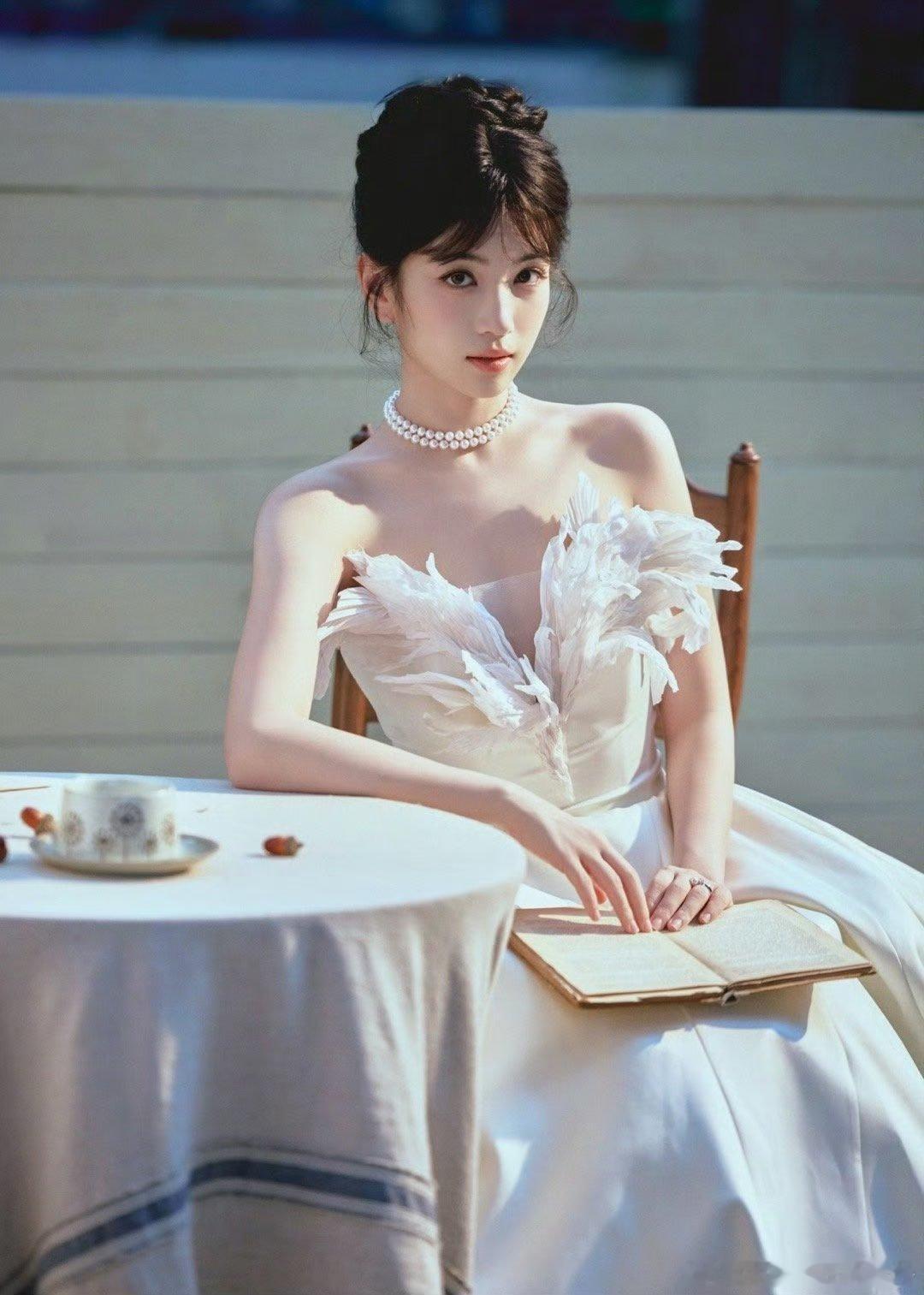 代露娃的团队每次出图都很好看，出片滤镜总带着一种润润的光泽感，有自己的特点。尖叫