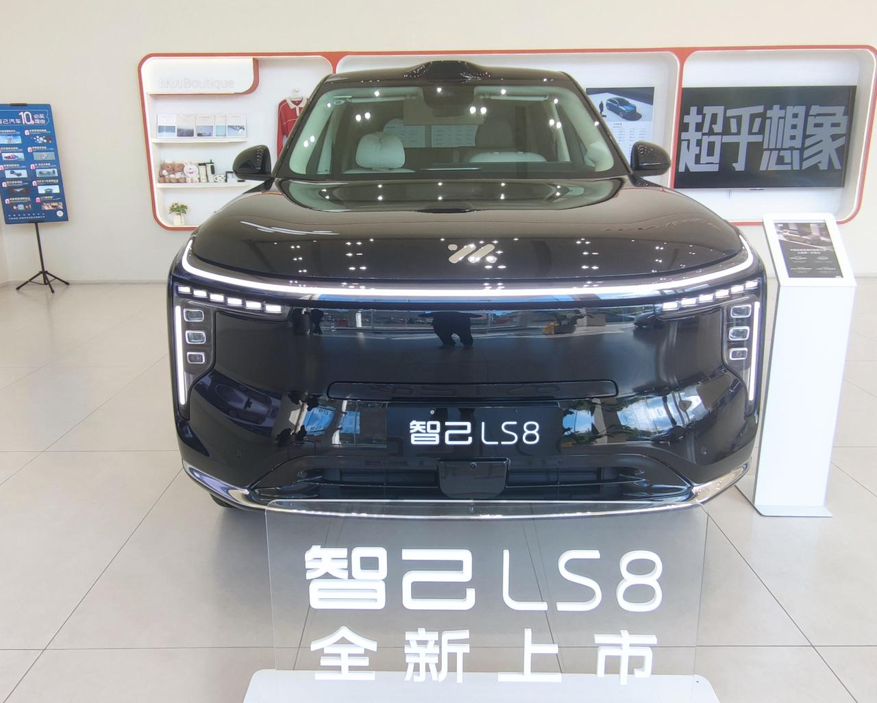 一步到位之选《智己LS8》智己LS8之所以被称为″一步到位聪明之选″，核心