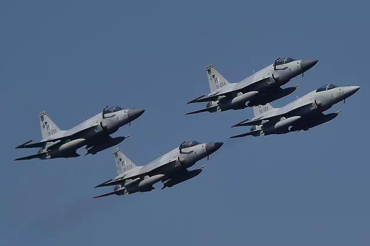 阿联酋彻底急了！4月11日巴基斯坦战机编队正式进驻沙特空军基地，为沙特撑起安全保