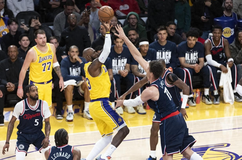 2月21日，NBA常规赛，湖人主场以125-122险胜快船。湖人队东契奇38分