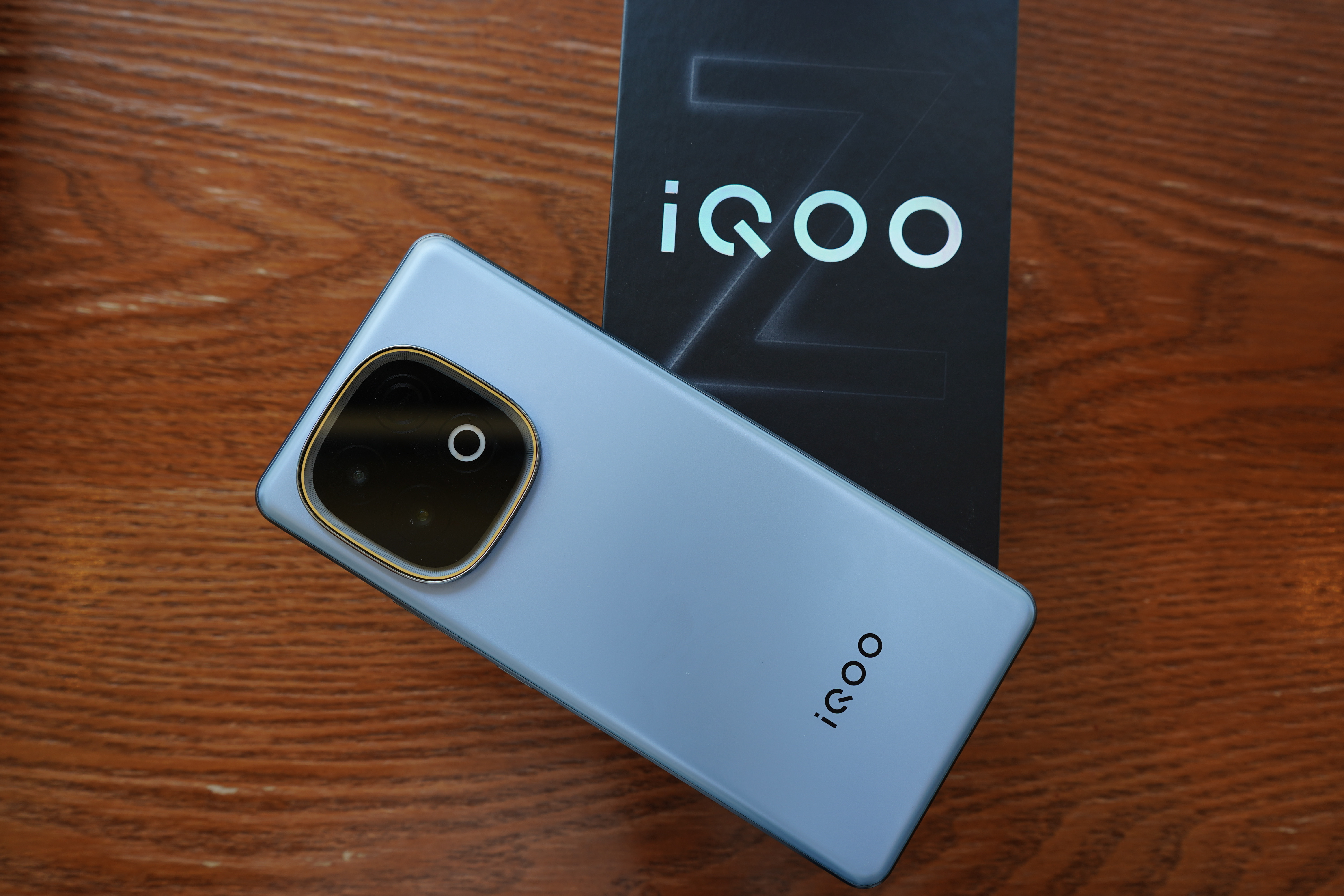 iQOOZ10Turbo+大家最关注的极地灰实拍来了，很有质感，色彩高级，相