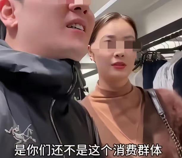 一对夫妻逛服装店，妻子随口问了句衣服多少钱，店员回答6800元，老公说，太贵了走