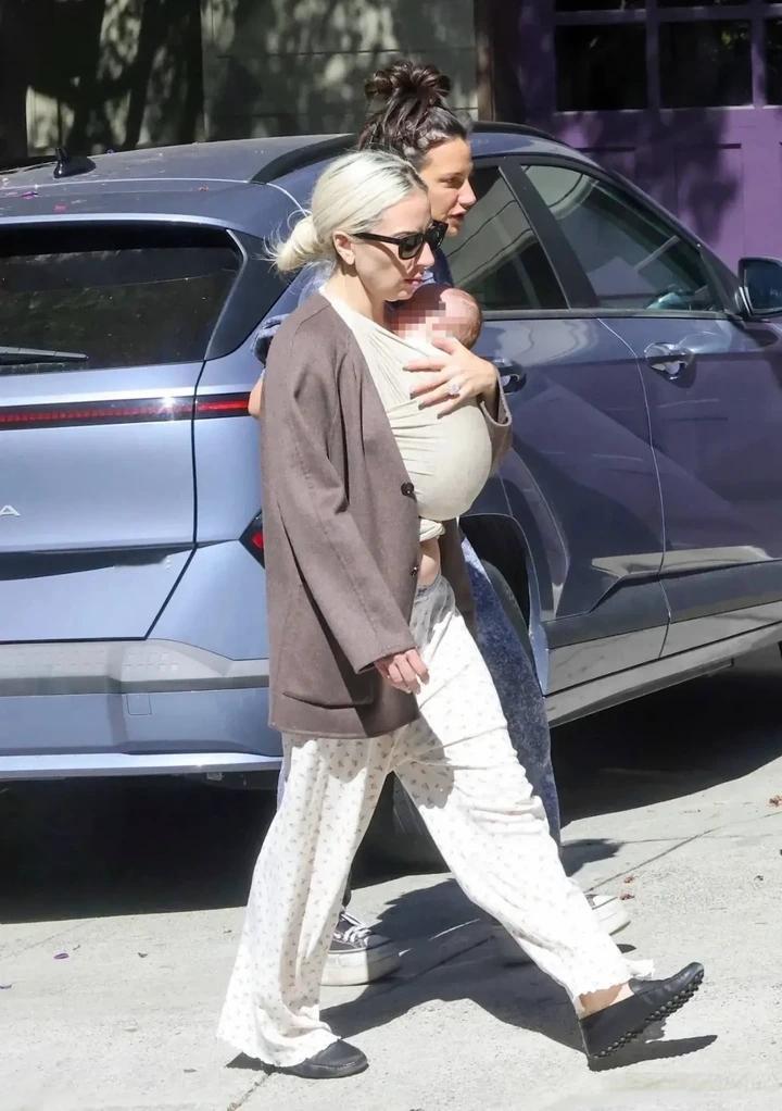 LadyGaga首次抱着孩子外出，包裹严实，一家三口低调现身​​​