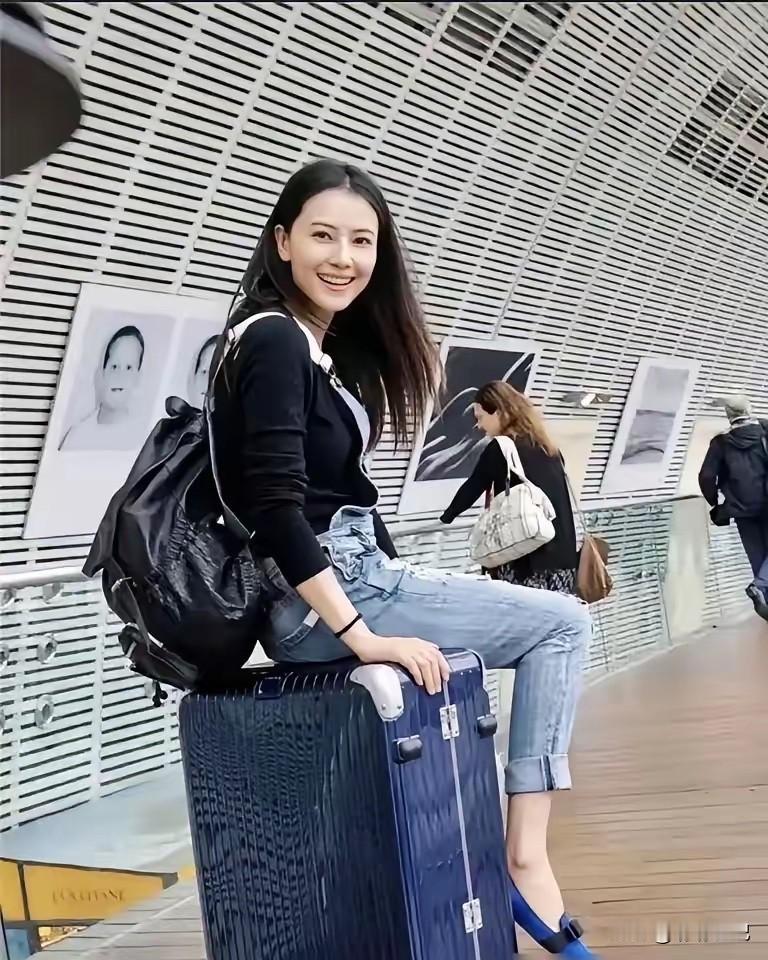 高圆圆又上热搜了，这次全网都在羡慕赵又廷。结婚12年，赵又廷7月接受专访，说两人