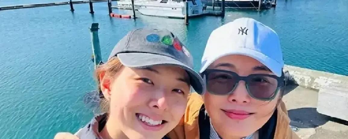 56岁张延离婚后中秋飞新西兰看女儿。她和张锦程早就分开了，硬是把离婚手续拖到女儿考上大学才办。现在她