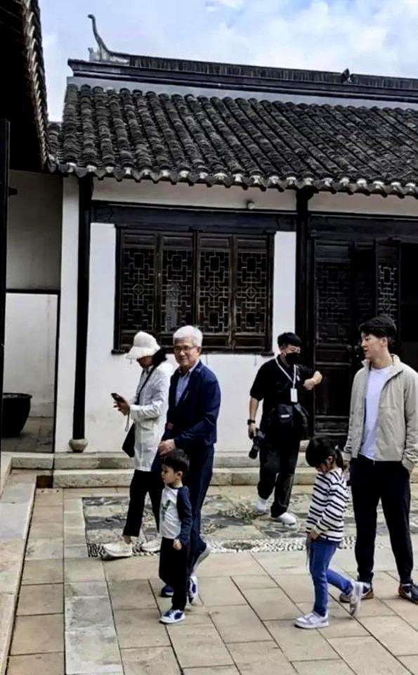 放弃百亿身家，换来儿子婚礼不请亲爹，罗康瑞前妻何晶洁这步棋，走了20年。离婚时