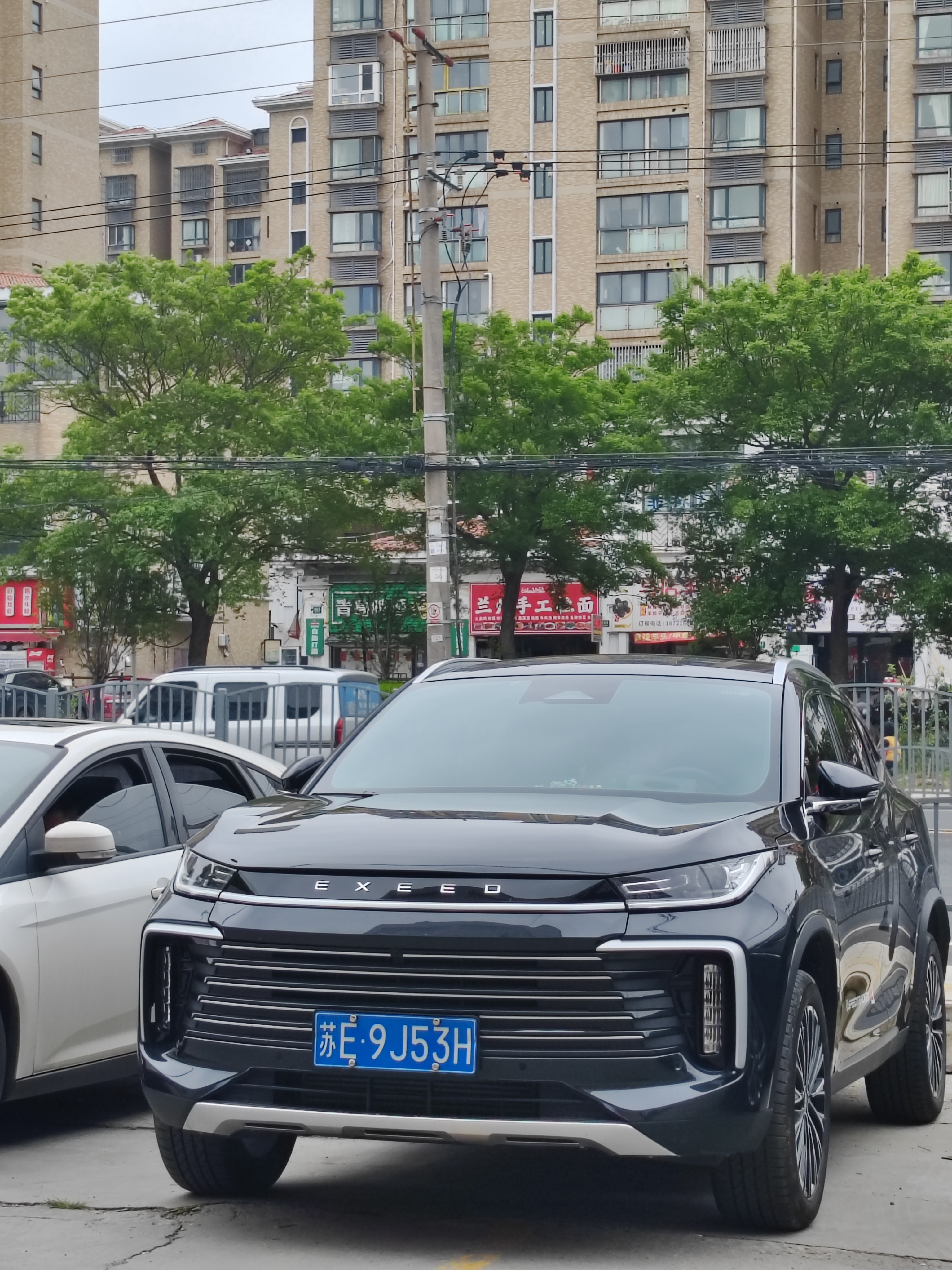 第一辆瑞虎八，现在是星途凌云，感觉真的皮实耐造很好开，国内销量不好主要是；友商的踩踏和国人的偏见。