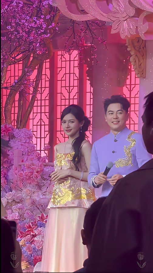 霸王茶姬创始人张俊杰婚礼现场，老婆有点网红脸结果是富家千金