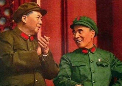 林彪一贯标榜自己对毛主席是紧紧跟随，常年“宝书不离手，万岁不离口”，公开的言论都