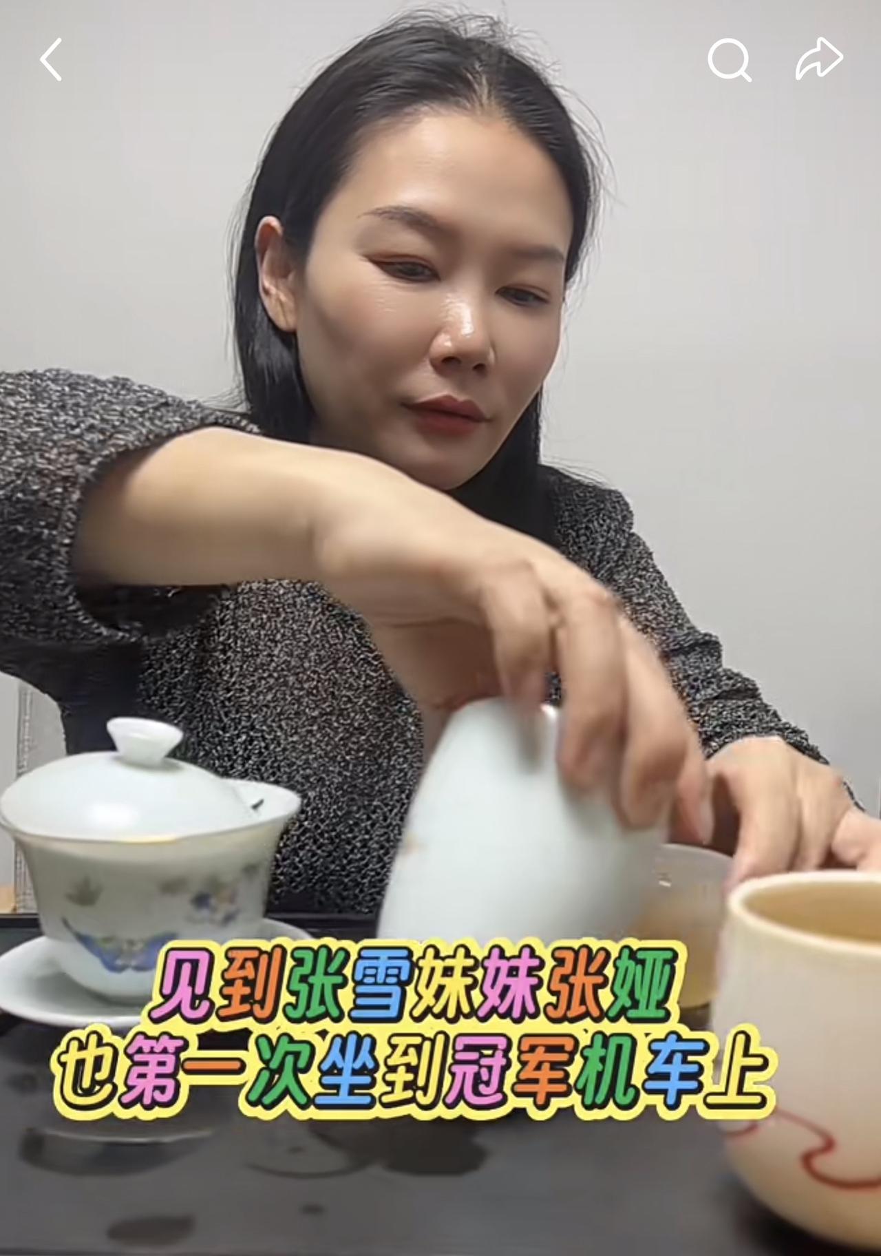 这是张雪的妹妹，十岁那年，父母离异，张雪和妹妹张娅跟着年迈的奶奶生活。家里穷，