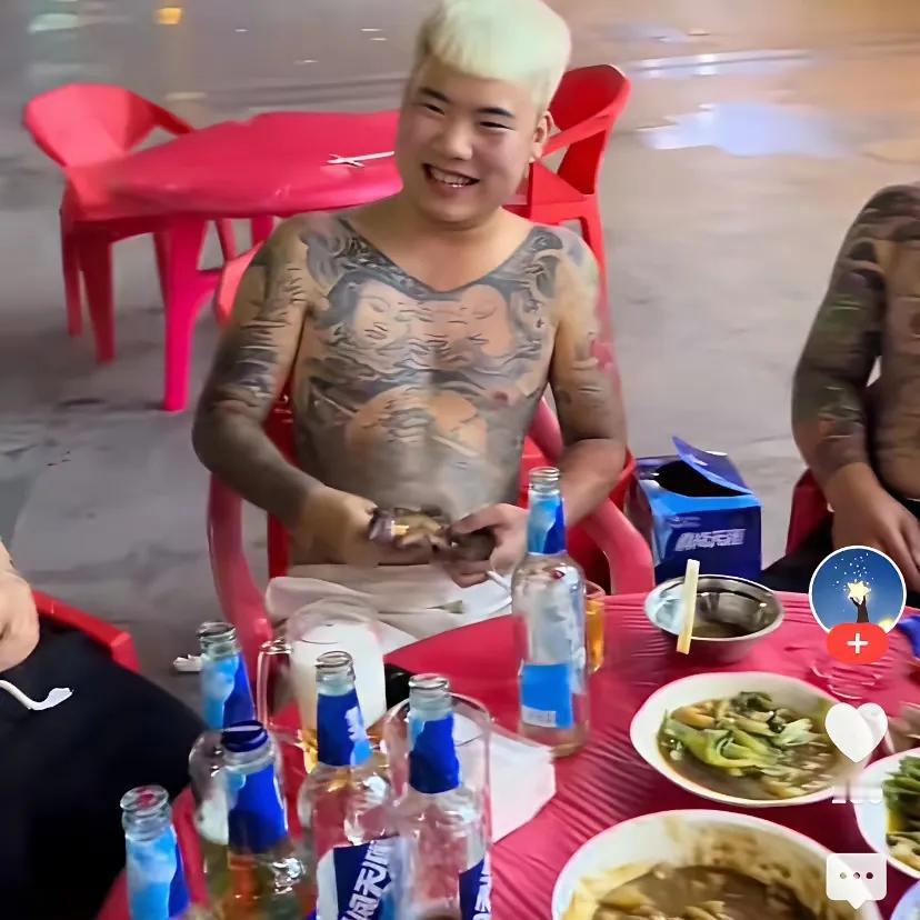 这种纹身少年将来能做什么？？美团和快递都得穿工作服，优势显不出来。澡堂子
