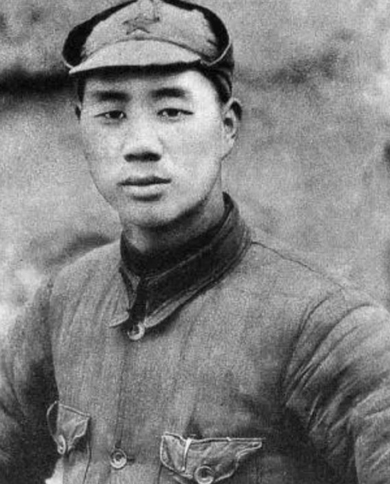 1939年，八路军营长缴获一件日军大衣，觉得材质不错，便送给杨成武。谁料，杨成武