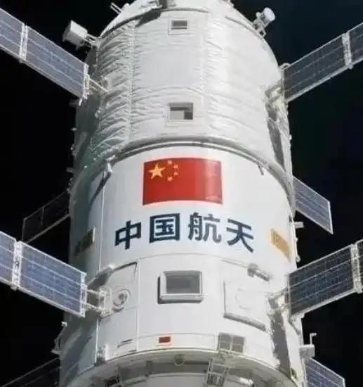 简直离谱！一位华人声称中国空间站只追上美国空间站五十年前水平？先搞懂常识！那根本