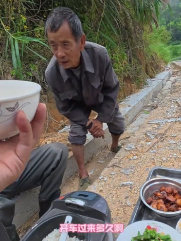 太实在了！江西，一男子和朋友到河边钓鱼，拜托村里老人来送饭，给了对方40块钱，想