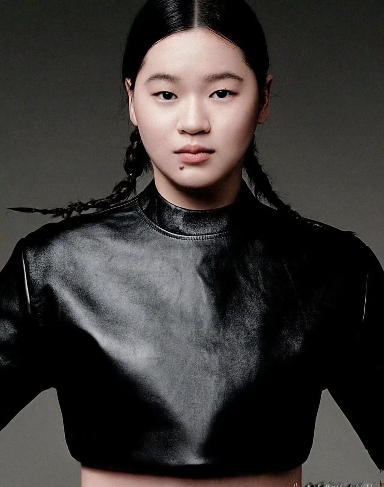 把陈芋汐的晚会精修图，和全红婵的杂志素颜放一起看，背后那条关于“运动员审美”的隐