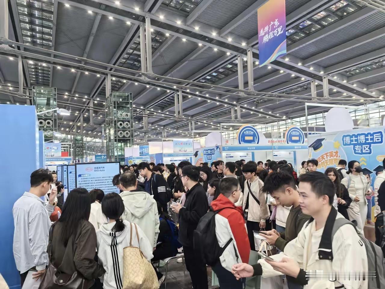 深圳人狂拼2026年了！！这几天如此火爆找工作大场景！昨天深圳这场会展中心10多