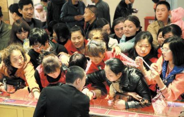 [点赞]大家有没有发现，历史真的会惊人地相似！2013年黄金一暴跌，大妈们就扎