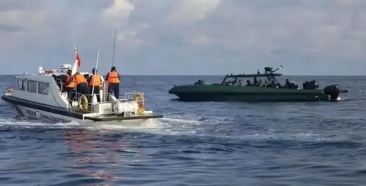 菲律宾35艘船包围黄岩岛，052D携海警迎战，马科斯反问中国一句话8月11日，