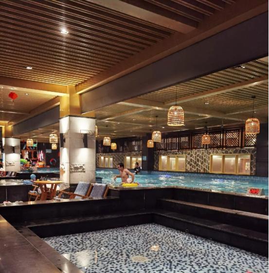 “该不该赔？”云南昆明，女子带90多岁的父亲到温泉洗浴中心泡澡，买票前，女子明确