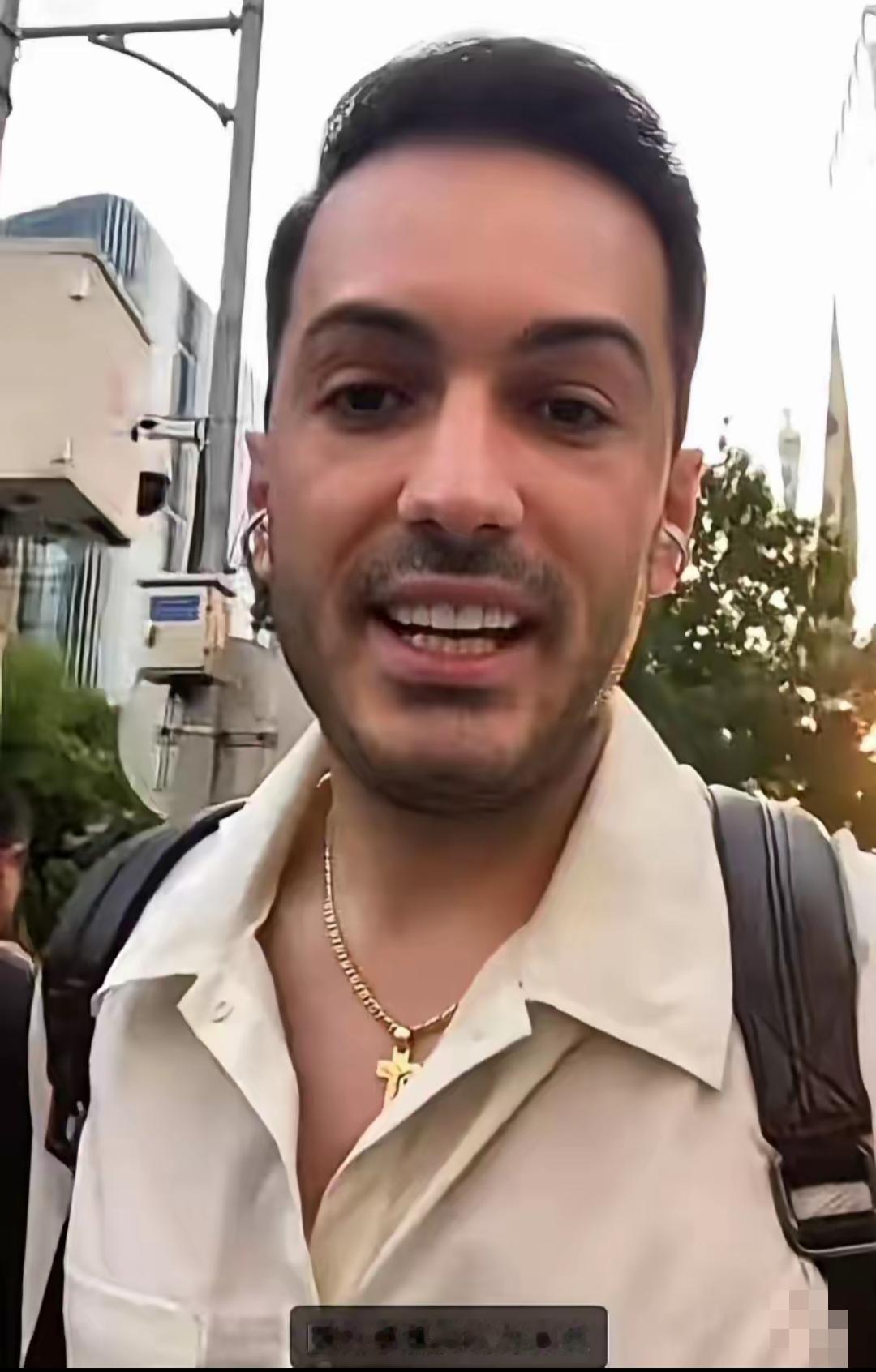 于文红的前夫罗兰多现在也算是位称职的爸爸了，自从前段时间带小宝从国外回来后，就给