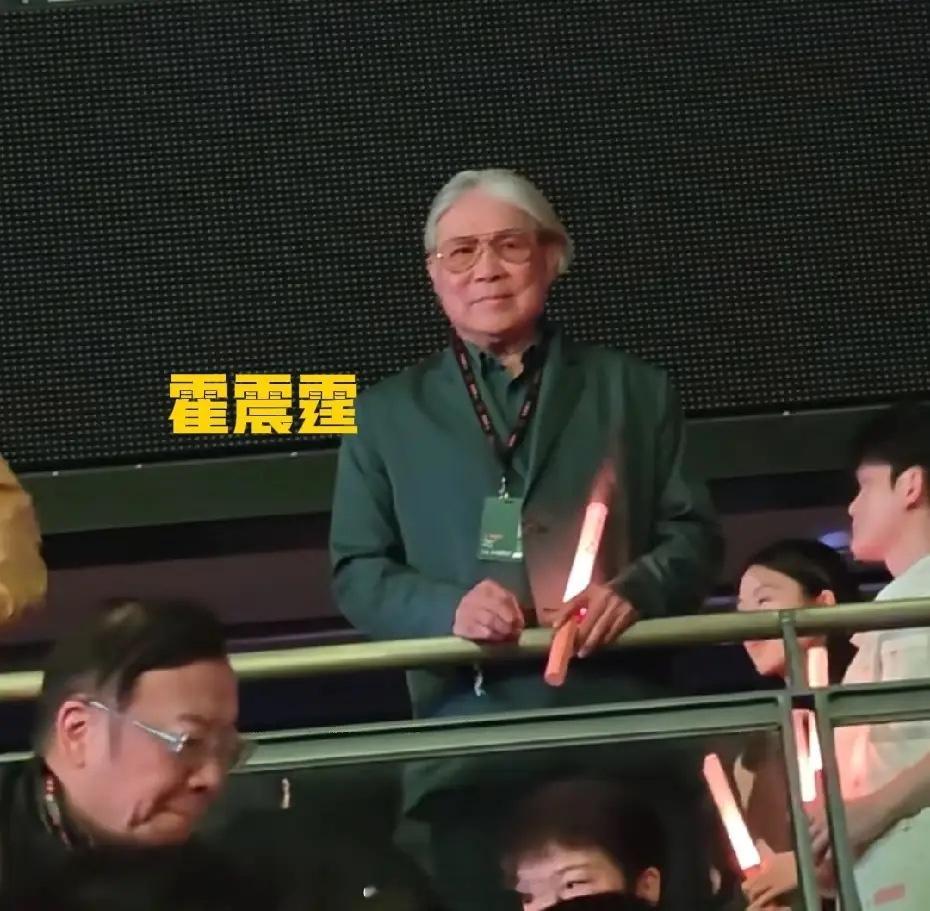 黄子华现身英皇25周年演唱会，观众席还有好多大咖！方中信、霍震霆、温碧霞、谢霆锋