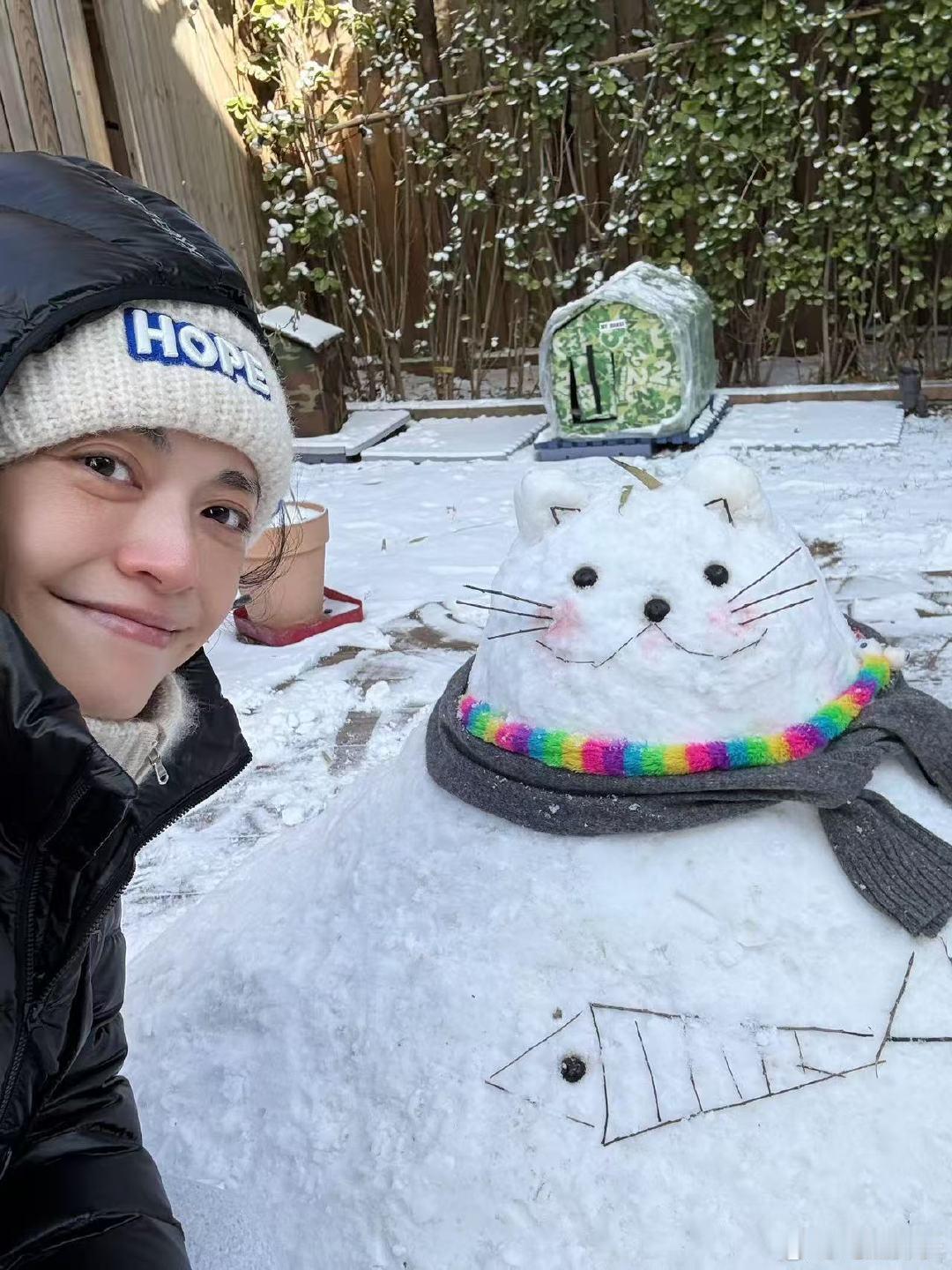 姚晨和儿子在家院子堆雪人姚晨和儿子在家院子堆雪人，雪猫嘴角上扬，好可爱姚晨和1
