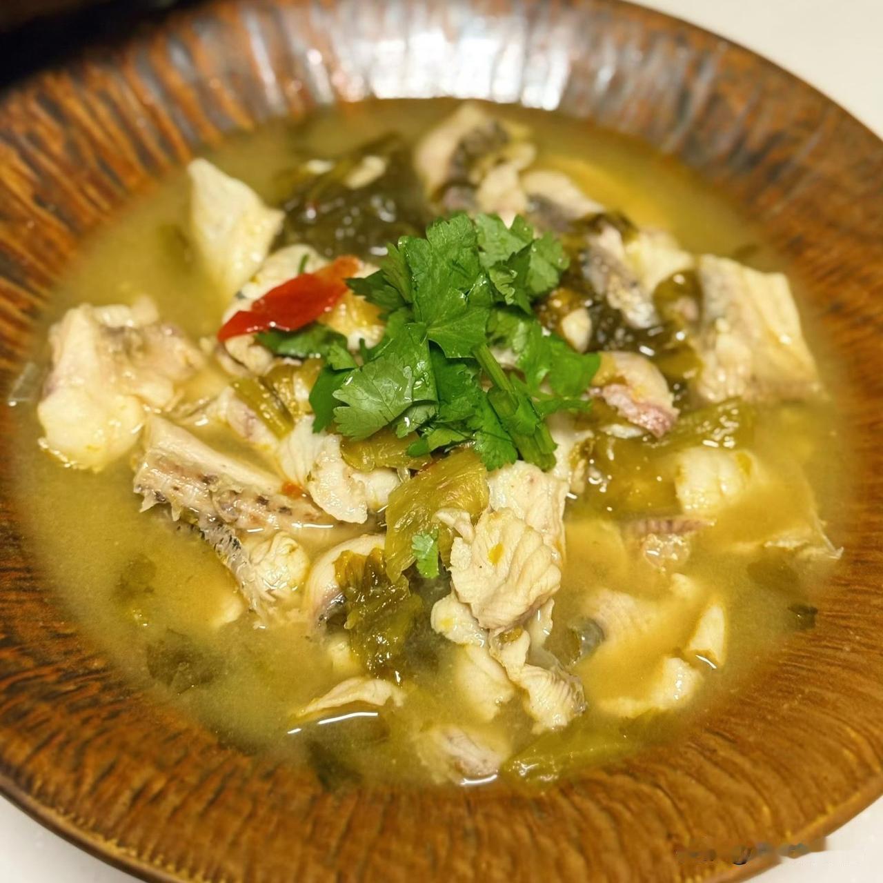 今天的餐桌，是家常里冒出来的鲜与香呀～酸菜鱼汤里飘着清爽的香，鱼肉嫩得一抿就