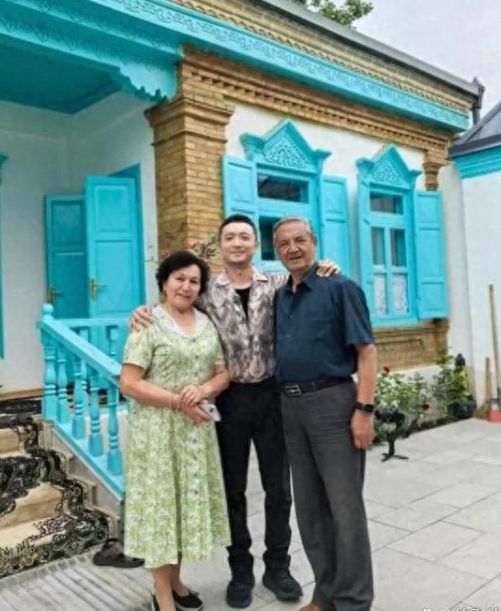 尼格买提回乡探双亲，豪宅背后的家庭温情