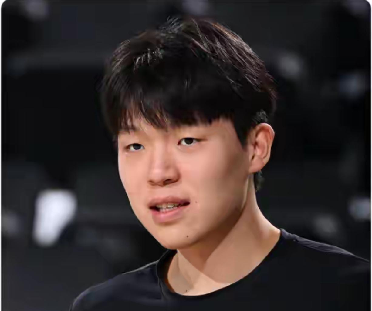 杨瀚森与河村勇辉相比，后者才是真正的篮球逐梦者和苦行僧，职业精神确实值得小杨去全