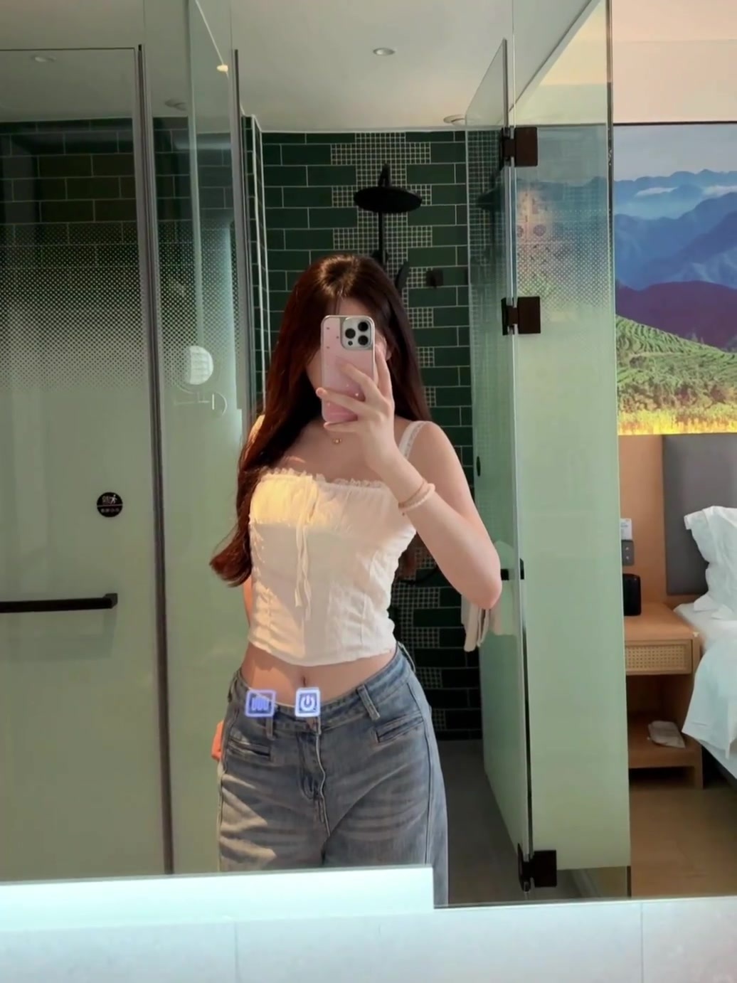 美的我抬头撞到了天花板