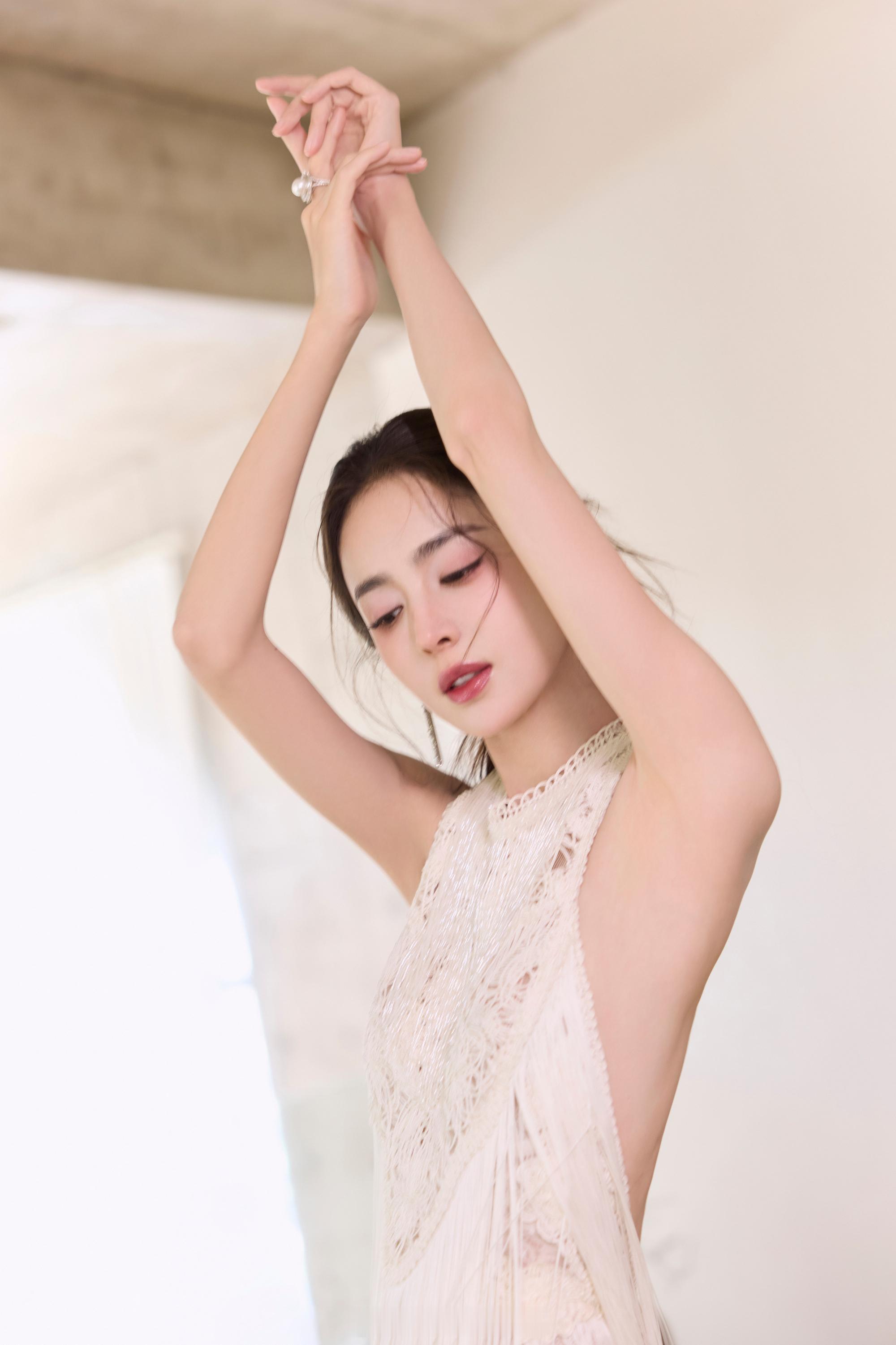 古力娜扎白色挂脖露背流苏裙​​​