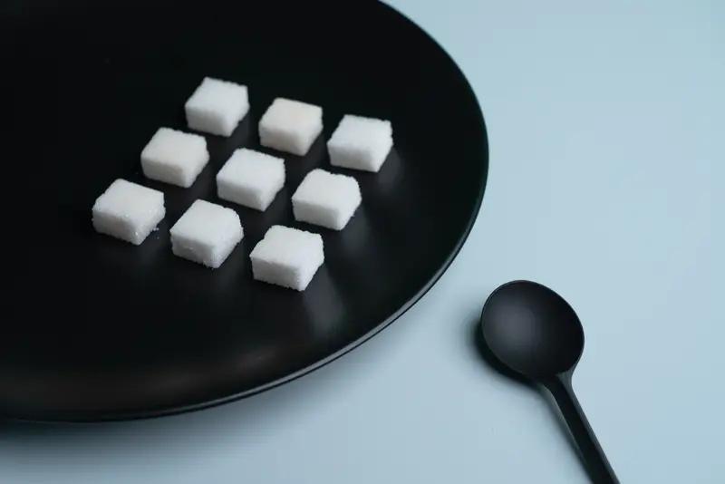 断糖和减脂关系密切，但断糖减肥得悠着点。断糖减肥短期内确实有效，身体少了糖分摄入