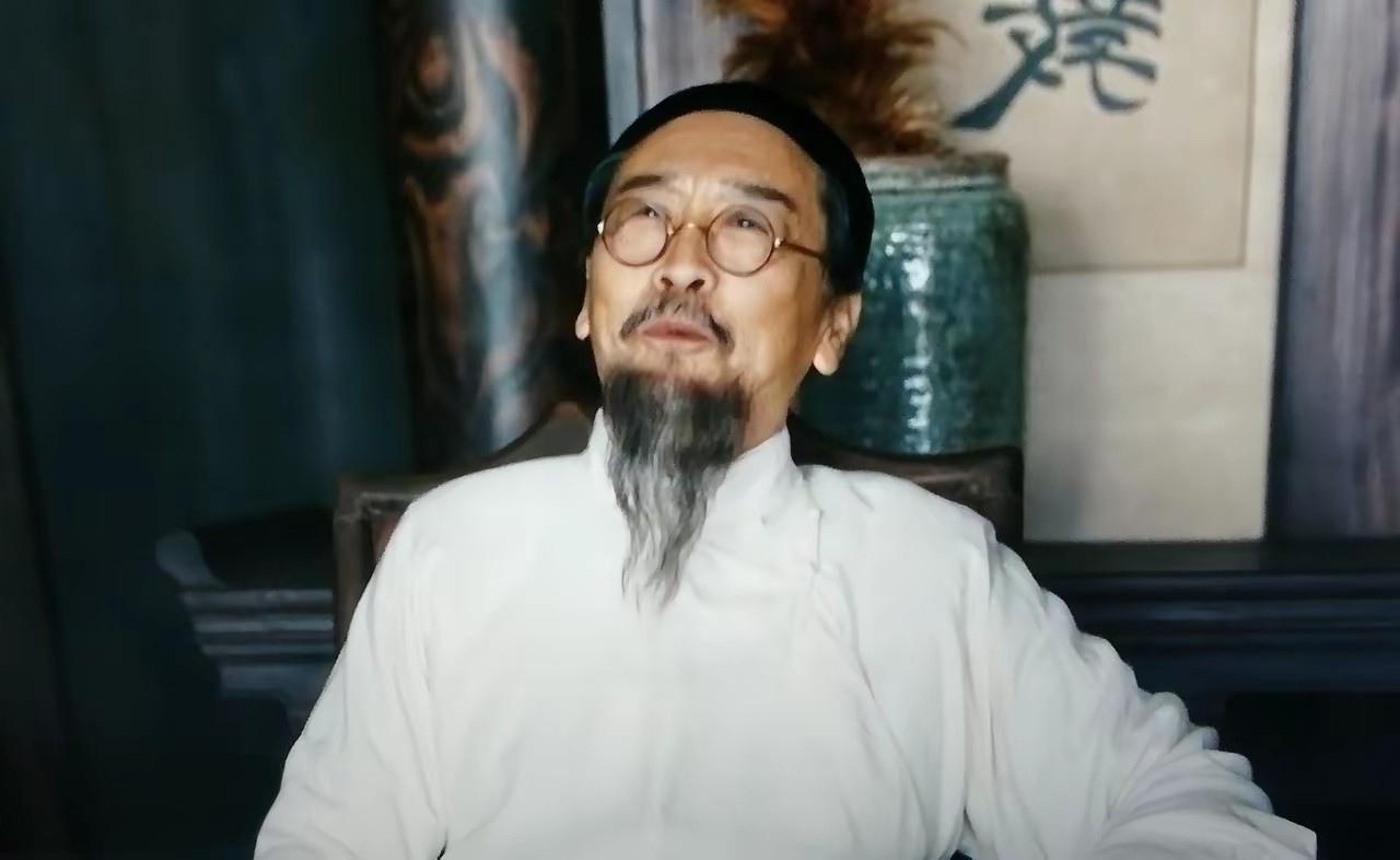 追剧《八千里路云和月》昨晚的剧情看得我心情沉重。张云魁原本有个体面的家庭，现