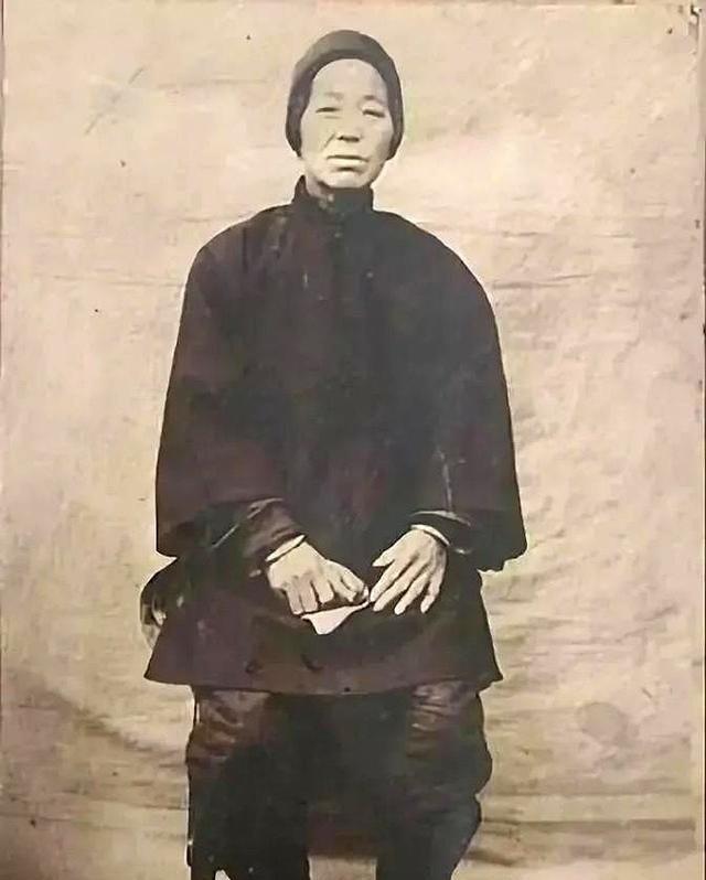 1895年，山东一大户潘守廉秘密购买了一处僻静的房产，他把钥匙交给府上的女仆邱氏