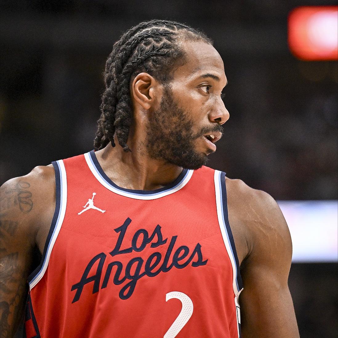 神了！伦纳德中投压哨绝杀！最后时刻，鹈鹕落后17分追平，小卡边线犯错送出球权