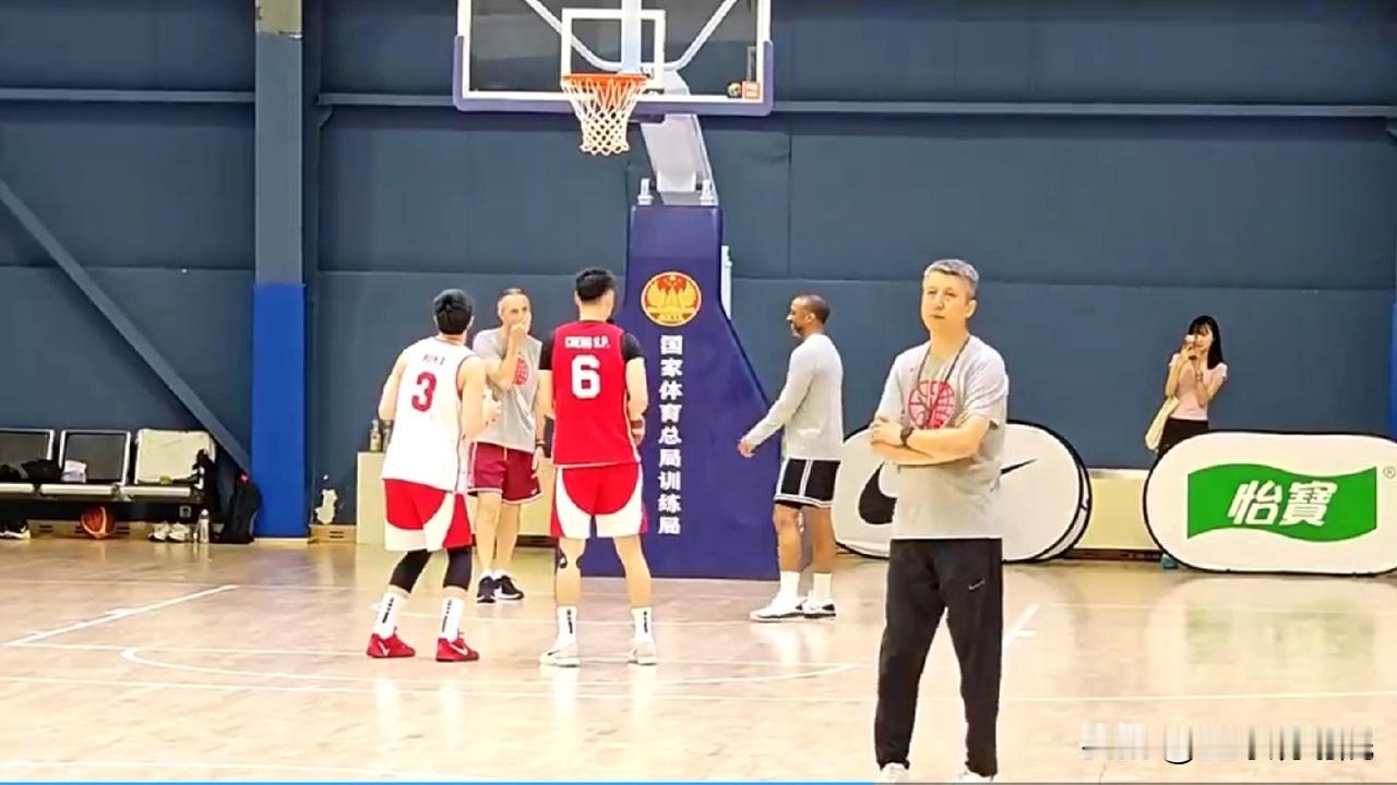 中国男篮训练画面，胡明轩和王俊杰悉数归队！距离世预赛越来越近了，中国男篮新加
